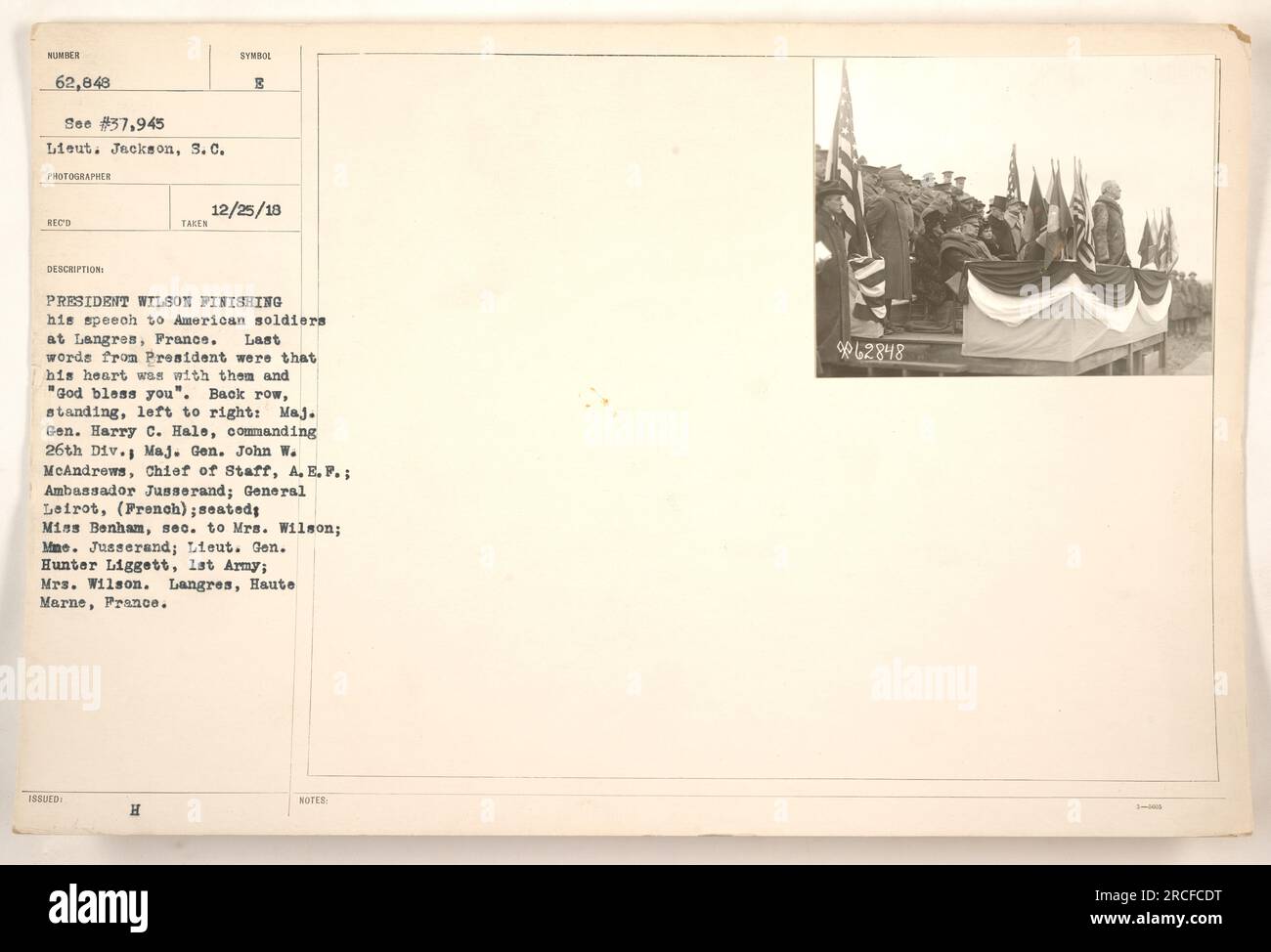 Präsident Wilson spricht mit amerikanischen Soldaten in Langres, Frankreich. Zu den letzten Worten des Präsidenten zählten seine aufrichtige Unterstützung für die Soldaten und ein Segen. Das Foto zeigt Präsident Wilson neben mehreren Militärs, darunter Major General Harry C. Hale, Major General John W. McAndrews und Lieut. General Hunter Liggett. Ebenfalls anwesend sind Botschafter Jusserand und Mrs. Wilson. Langres, Haute Marne, Frankreich. (Foto aufgenommen am 25. Dezember 1918) Stockfoto