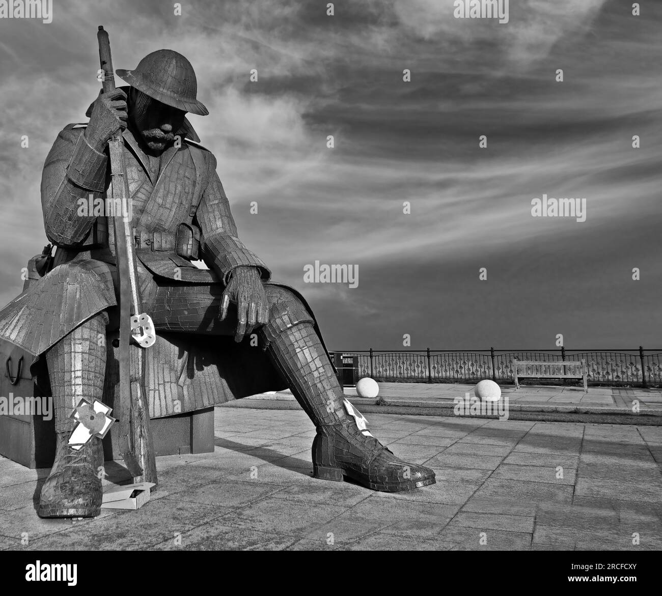 Tommy ist eine Statue eines Soldaten aus dem Ersten Weltkrieg des Künstlers Ray Lonsdale, die in der Nähe des Seaham war Memorial am Meer in Seaham ausgestellt ist. Stockfoto