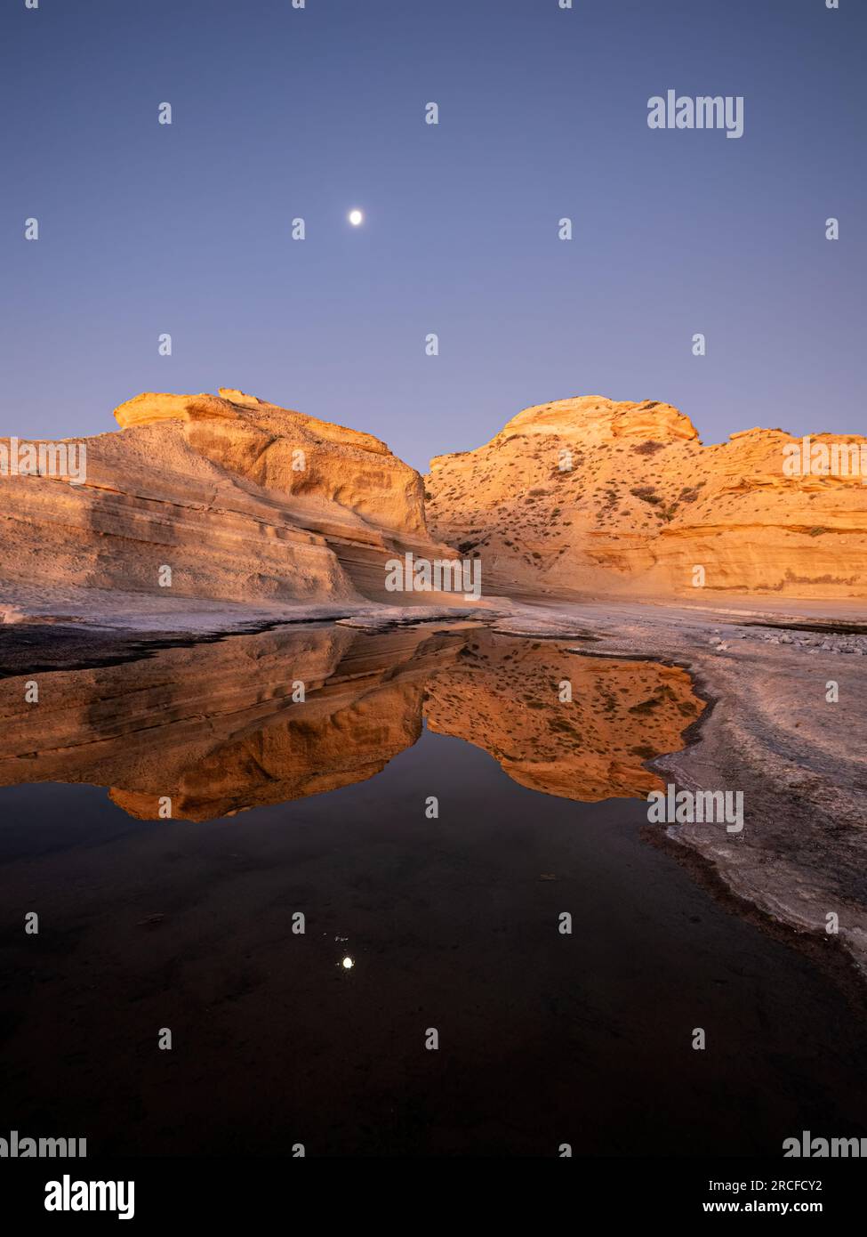 Monduntergang/Sonnenaufgang über einem Gezeitenbecken in Punta Colorada, San José Island, Baja California Sur, Mexiko. Stockfoto