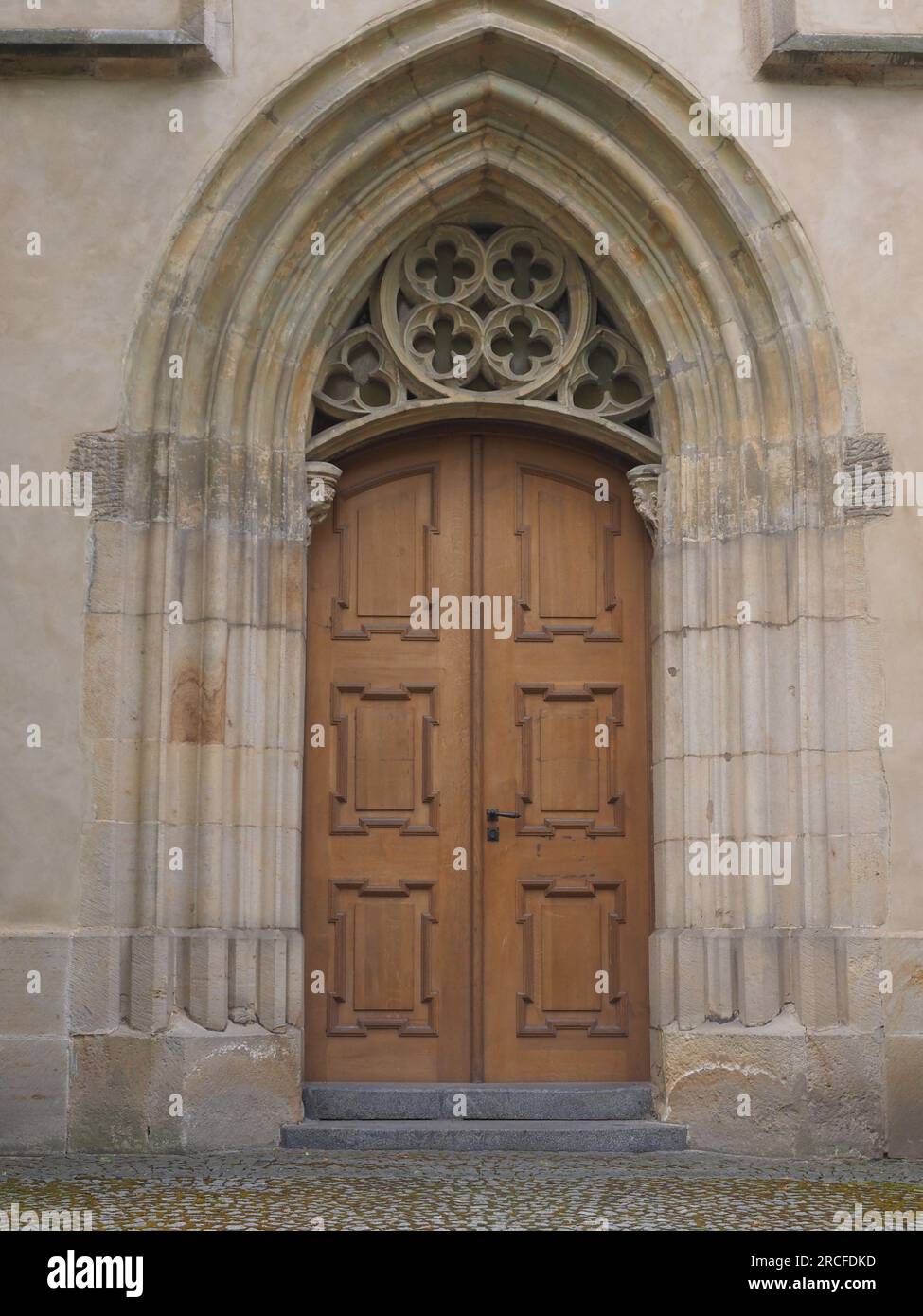 Holztür mit gotischen Ornamenten - Kloster Emmaus, Prager Tschechien Stockfoto
