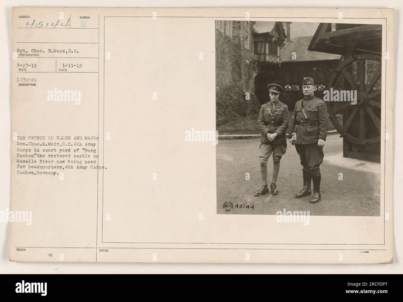 "Der Prinz von Wales, begleitet von Major General Chas. H. Muir, C.O. 4. Army Corps, fotografiert im Hof von „Burg Cochem“, einem restaurierten Schloss an der Mosel. Das Schloss dient derzeit als Hauptquartier des 4. Armeekorps in Cochem. Ein Foto von Sergeant Chas. E. Mace auf 3-27-19 und erhalten auf 1-11-19. Verdeckte Referenz: FEITERKOTA 45144." Stockfoto