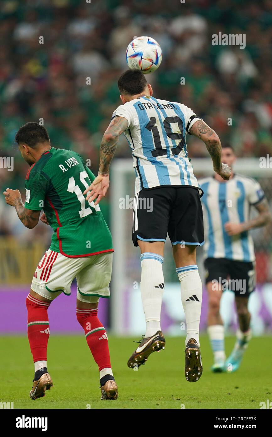 Lusail, Katar, 26. November 2022. Nicolas Otamendi aus Argentinien leitet den Ball während des Spiels Argentinien gegen Mexiko, Match 24 FIFA World C Stockfoto