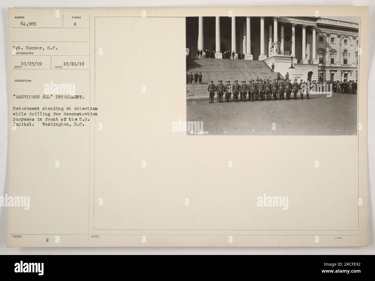 Abtreibung amerikanischer Soldaten, die vor den USA Übungen machen Capitol in Washington, D.C. Das Foto wurde am 21. Oktober 1919 vom Fotografen Sergeant Bonner aufgenommen. Die Einheit wird als Teil einer Demonstration für die Öffentlichkeit angesehen. Dieses Bild ist mit „AMERICANS ALL“ gekennzeichnet und hat die Identifikationsnummer 64.985. Stockfoto