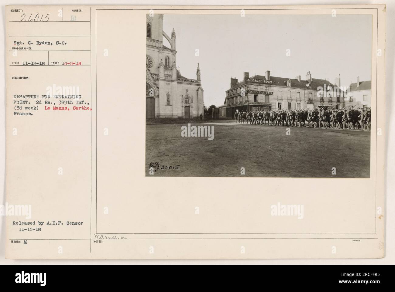 Soldaten des 2. Bataillons, der 329. Infanterie, werden gesehen, wie sie während des Ersten Weltkriegs in Le Manns, Sarthe, Frankreich, zum Versteck aufbrechen Dieses Foto wurde am 5. Oktober 1918 von Sergeant G. Ryden aufgenommen. Es wurde von der A.E.F. veröffentlicht Zensor am 15. November 1918. Stockfoto