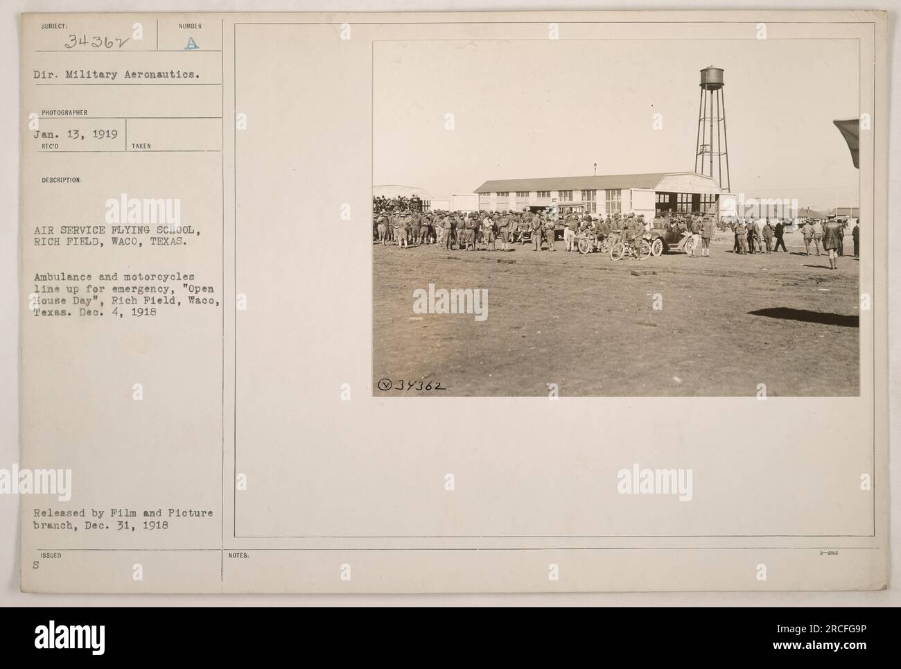 Krankenwagen und Motorräder standen während des „Open House Day“ im Rich Field, Waco, Texas, für Notfallmaßnahmen bereit. Dieses Foto wurde am 4. Dezember 1918 in der Flugschule aufgenommen. Es wurde am 31. Dezember 1918 von der Film- und Bildabteilung veröffentlicht. Stockfoto