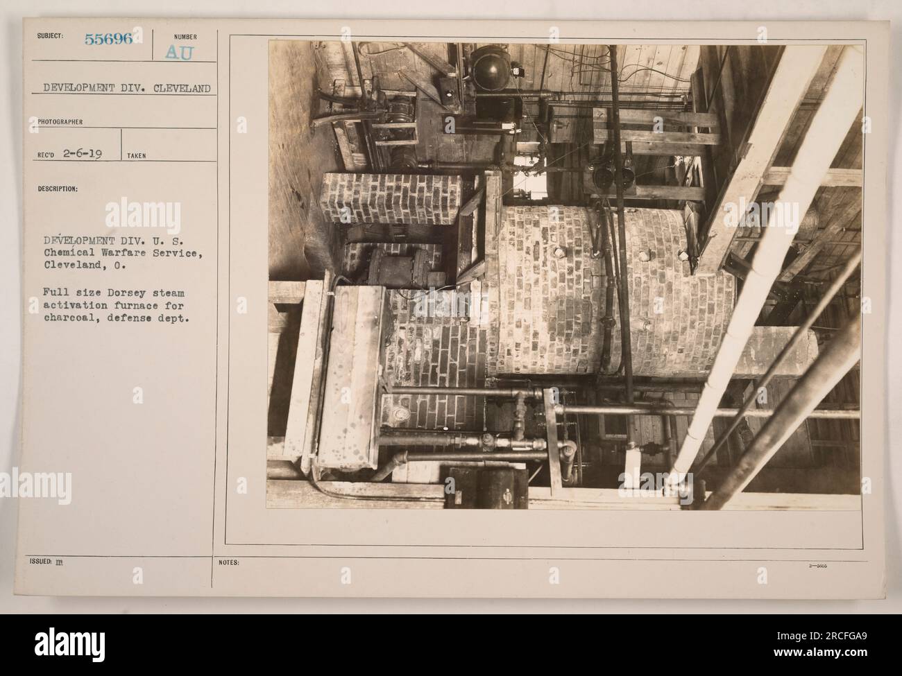 Bild eines großen Dorsey-Dampfaktivierungsofens, der von der Development Division der USA verwendet wird Chemie-Kriegsführung in Cleveland, Ohio. Der Ofen dient zur Aktivierung von Holzkohle zu Verteidigungszwecken. Das Datum des Fotos ist unklar, wurde jedoch von der Entwicklungsabteilung herausgegeben. Stockfoto