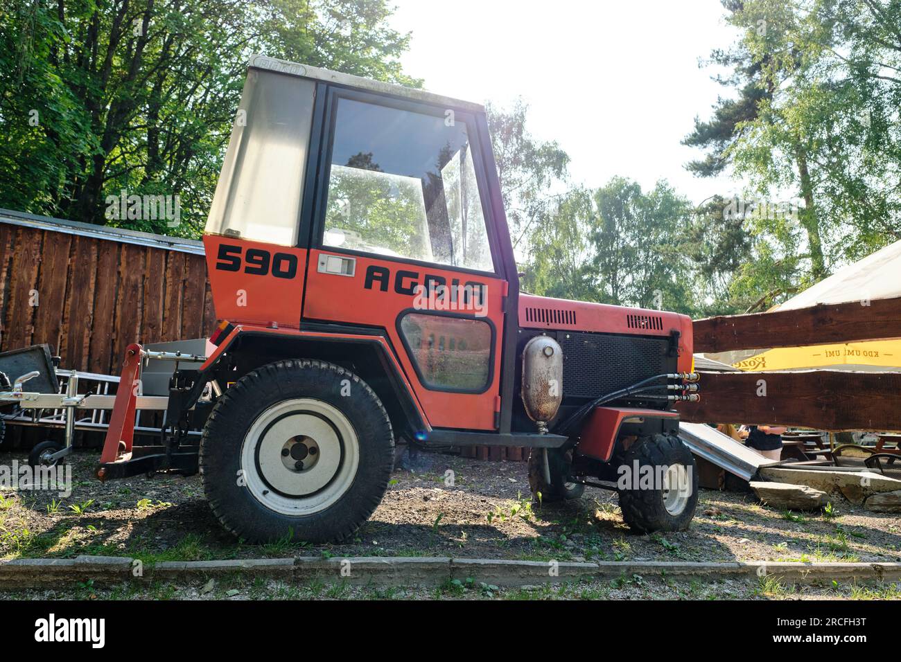 Roter Kompakttraktor Utility Agria 590 im Hof eines Landhauses. Sonniger Sommertag. Seitenansicht. Marianske Lazne, Tschechische Republik - Juli 10 2023. Stockfoto