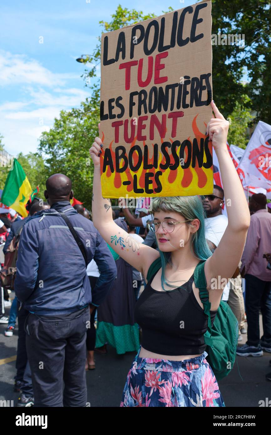 Des enfants de tirailleurs et des sans papiers unis contre la loi Darmanin, ont défilé contre le racisme entre la Place Daumesnil et la Bastille Stockfoto