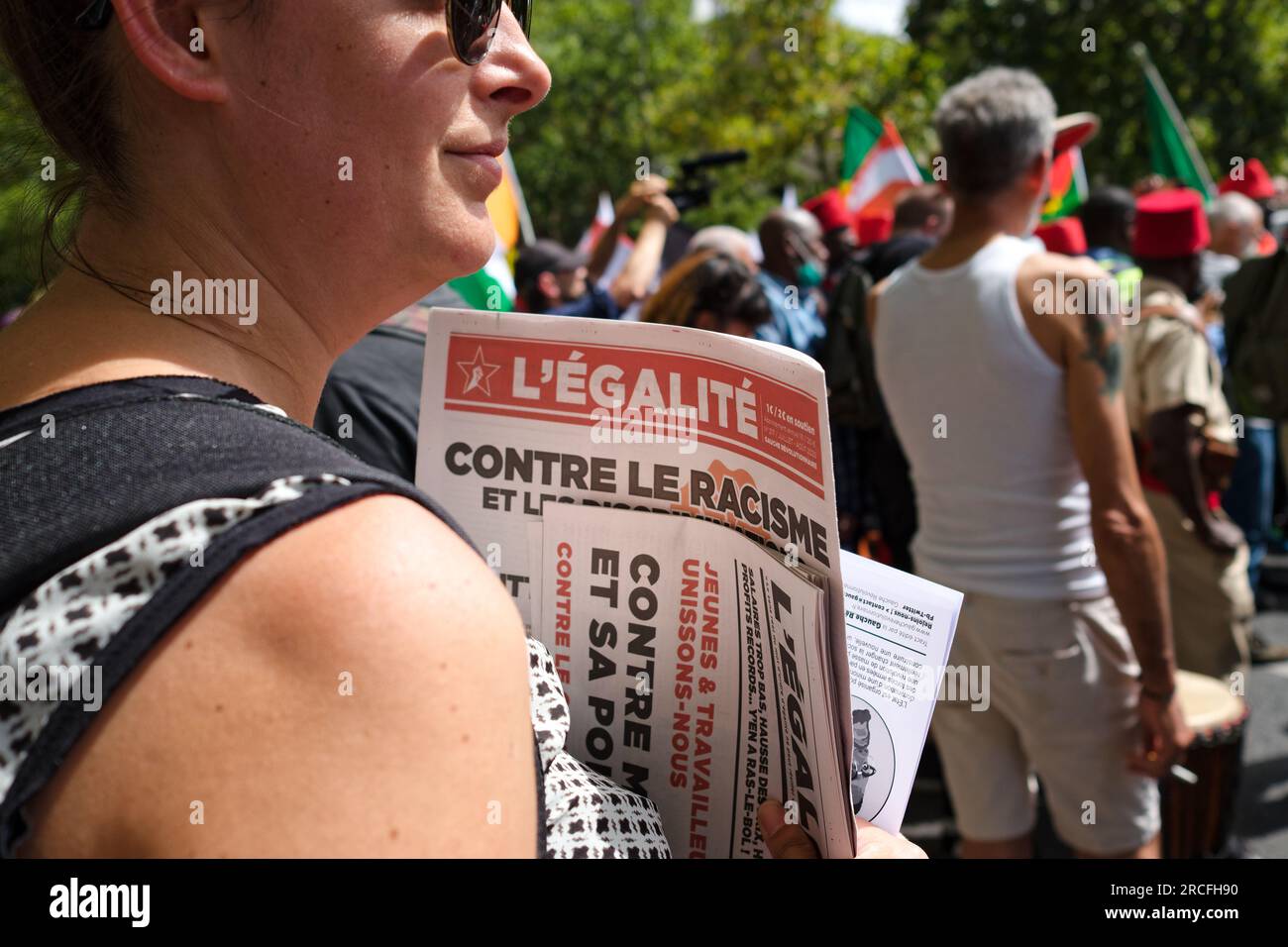 Des enfants de tirailleurs et des sans papiers unis contre la loi Darmanin, ont défilé contre le racisme entre la Place Daumesnil et la Bastille Stockfoto