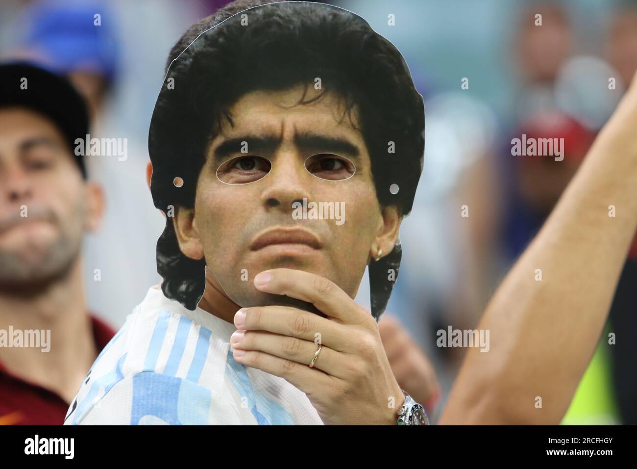 Lusail, Katar, 26. November 2022. Argentinische Fans mit Diego Maradona Maske während des Spiels Argentinien gegen Mexiko, Spiel 24 FIFA Weltmeisterschaft Stockfoto