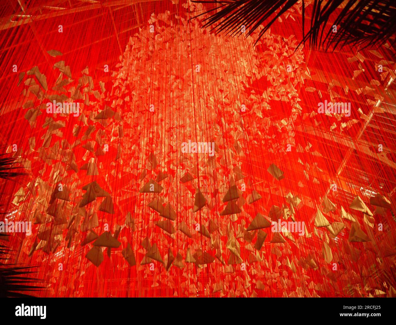 One Thousand Springs by Chiharu Shiota: 5.000 Haikus, die in einem Netz aus roten Fäden im temperate House, Kew Gardens, 8. Oktober 2021, hängen. Stockfoto