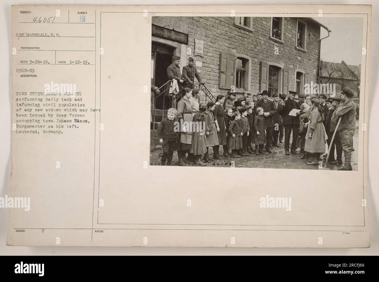 DER STADTSCHREIER (JOSEPH MULLER) informiert die Zivilbevölkerung über neue Befehle amerikanischer Streitkräfte, die die Stadt besetzen. Der Burgomaster Johann Blaum steht zu seiner Linken. Leuterod, Deutschland. Foto aufgenommen am 12. Januar 1919 und erhalten von Sergeant Marshall S. C. Fotograf am 28. März 1919. Stockfoto