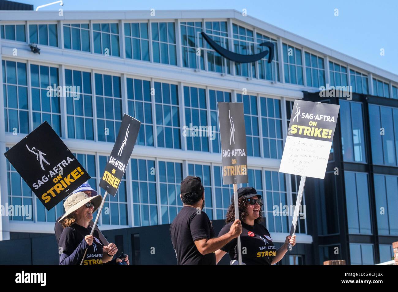 Los Angeles, Usa. 14. Juli 2023. Markante Schriftsteller und Schauspieler marschieren vor den Culver Studios in Culver City in Streikposten mit Plakaten, auf denen ihre Meinung zum Ausdruck kommt. Am Donnerstag stimmte der Gewerkschaftsrat einstimmig für die Erteilung eines Streikbefehls. Der Streikbefehl trat am Donnerstag um Mitternacht in Kraft, und ab Freitagmorgen schloss sich SAG-AFTRA den Streikposten mit der Schriftstellergilde von Amerika an, die in der 11. Woche ihres eigenen Streiks gegen die Alliance of Motion Picture and Television Producers steht. (Foto: Ringo Chiu/SOPA Images/Sipa USA) Guthaben: SIPA USA/Alamy Live News Stockfoto