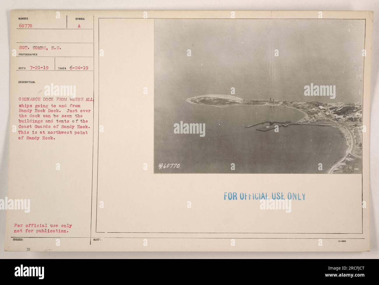 Das Kampfdock am nordwestlichen Punkt von Sandy Hook, das für Schiffe benutzt wird, die zum Sandy Hook Dock fahren. Gebäude und Zelte der Küstenwache von Sandy Hook sind im Hintergrund zu sehen. Foto aufgenommen am 24. Juni 1919, von S.C. Combs. Bild Nummer 60770. Nur zur offiziellen Verwendung. Nicht zur Veröffentlichung. Stockfoto