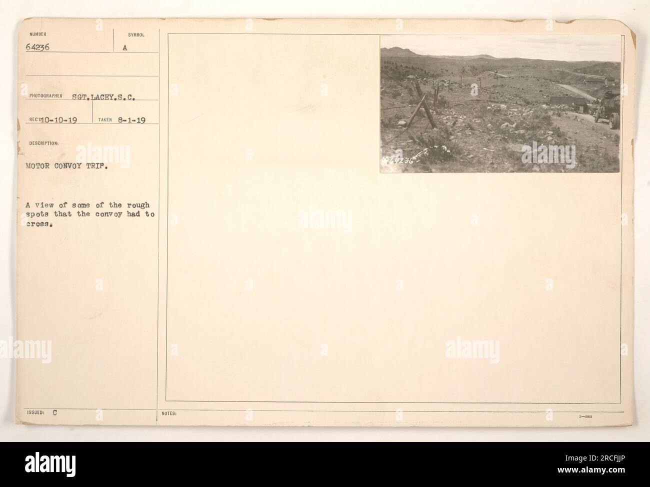 Motorkonvoi durchquert unebenes Gelände im Ersten Weltkrieg. Foto von Sot. Lacey, US-Armee-Signalkorps. Stockfoto