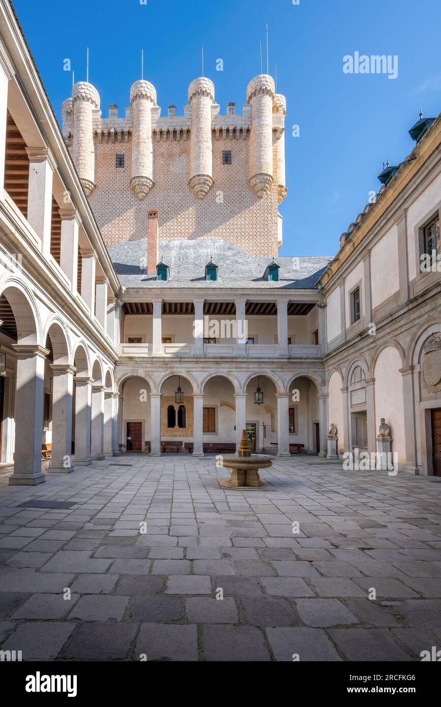 Patio de Armas Innenhof und Turm von Johannes II. Von Kastilien (Juan II) in Alcazar von Segovia - Segovia, Spanien Stockfoto