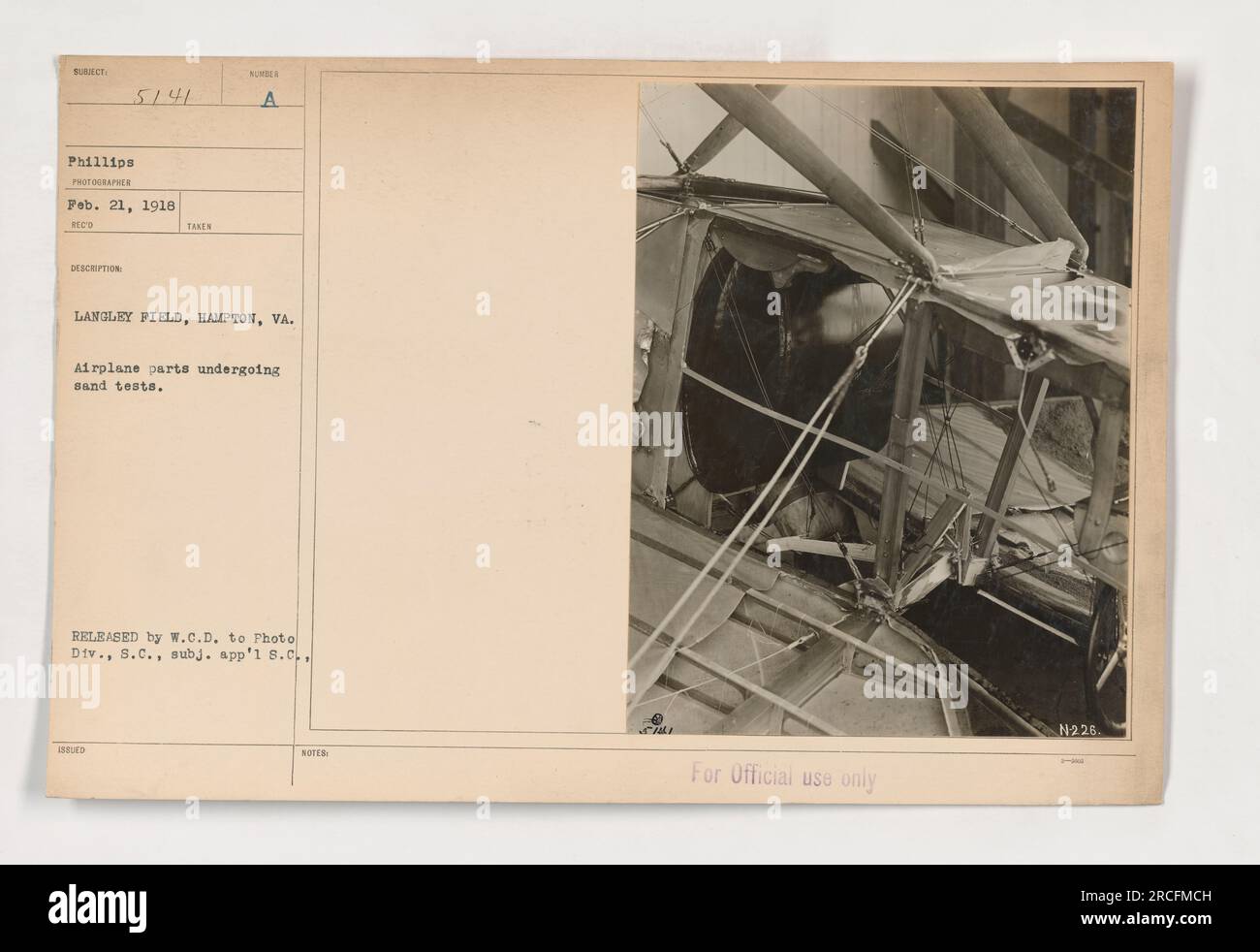 Flugzeugteile werden Sandtests in Langley Field in Hampton, VA, unterzogen. Das Foto wurde am 21. Februar 1918 von Phillips aufgenommen. Es wurde von W.C.D. an die Photo Div. S.C. freigegeben, vorbehaltlich geeigneter Sicherheitsmaßnahmen. Das Bild stammt von den Fotografien der amerikanischen Militäraktionen während des Ersten Weltkriegs. Stockfoto