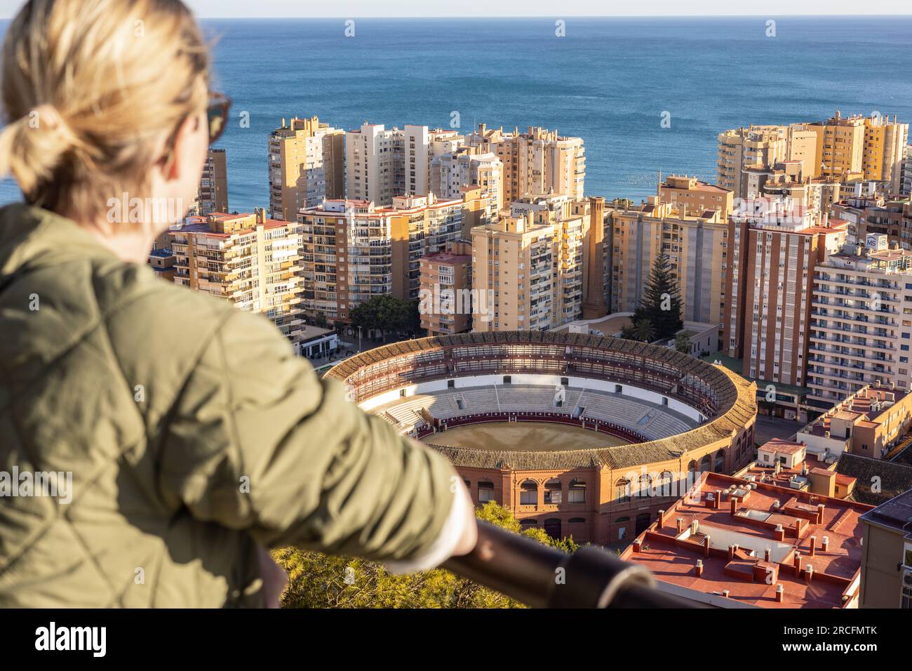 Bolnde weibliche Touristen genießen einen fantastischen Panoramablick aus der Vogelperspektive auf die Stierkampfarena in Malaga, Spanien. Stockfoto