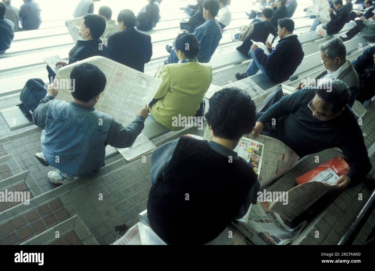 Die Leute wetten auf ein Pferderennen im Statin bei einem Pferderennen in Sha Tin in der Nähe der Stadt Hongkong in Hongkong. China, Hongkong, Mai 1997 Stockfoto