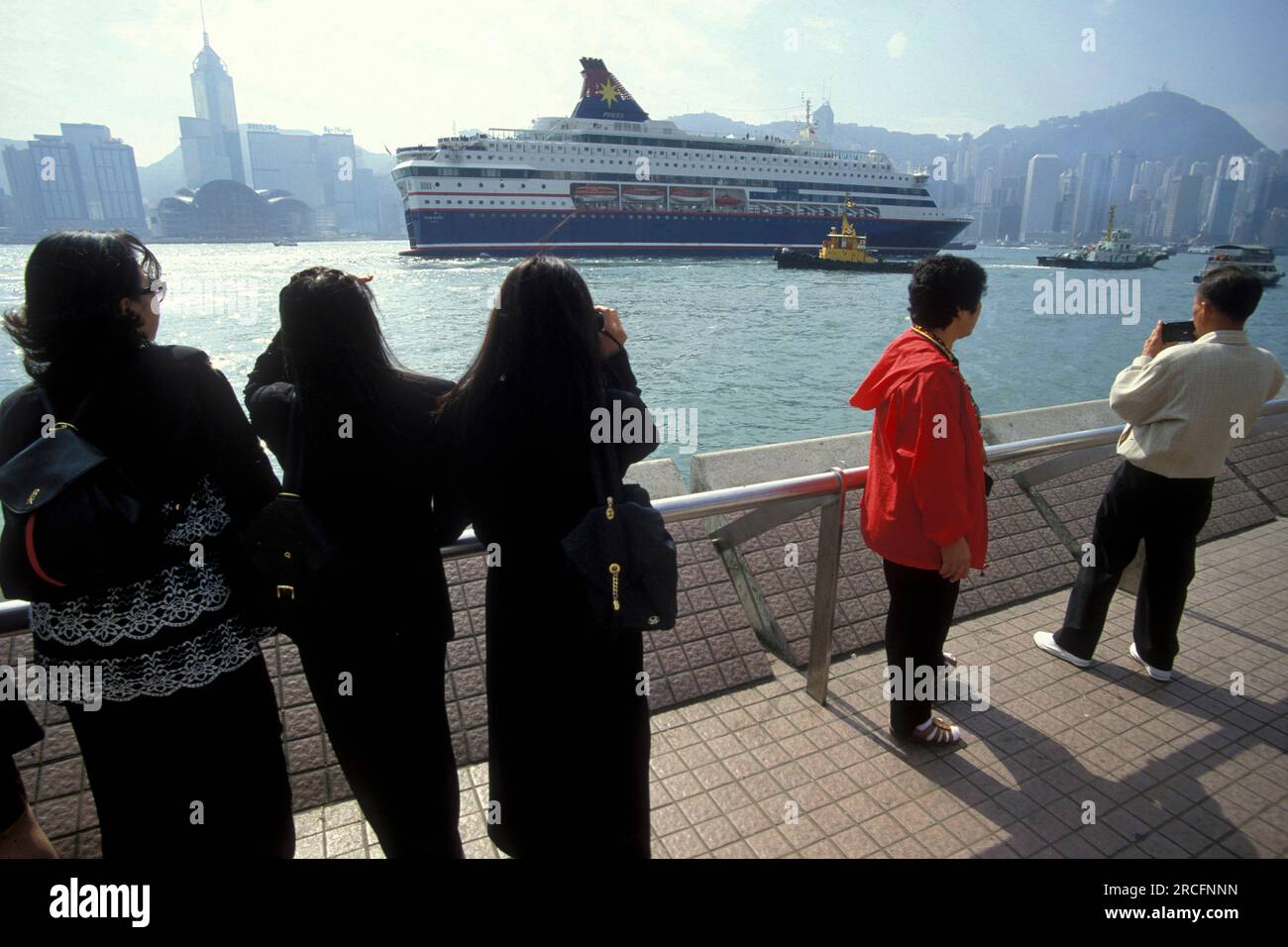 Eine Kreuzfahrt shio im Victoria Hafen in Tsim Sha Tsui in Kowloon in der Stadt Hongkong in Hongkong. China, Hongkong, Mai 1997 Stockfoto