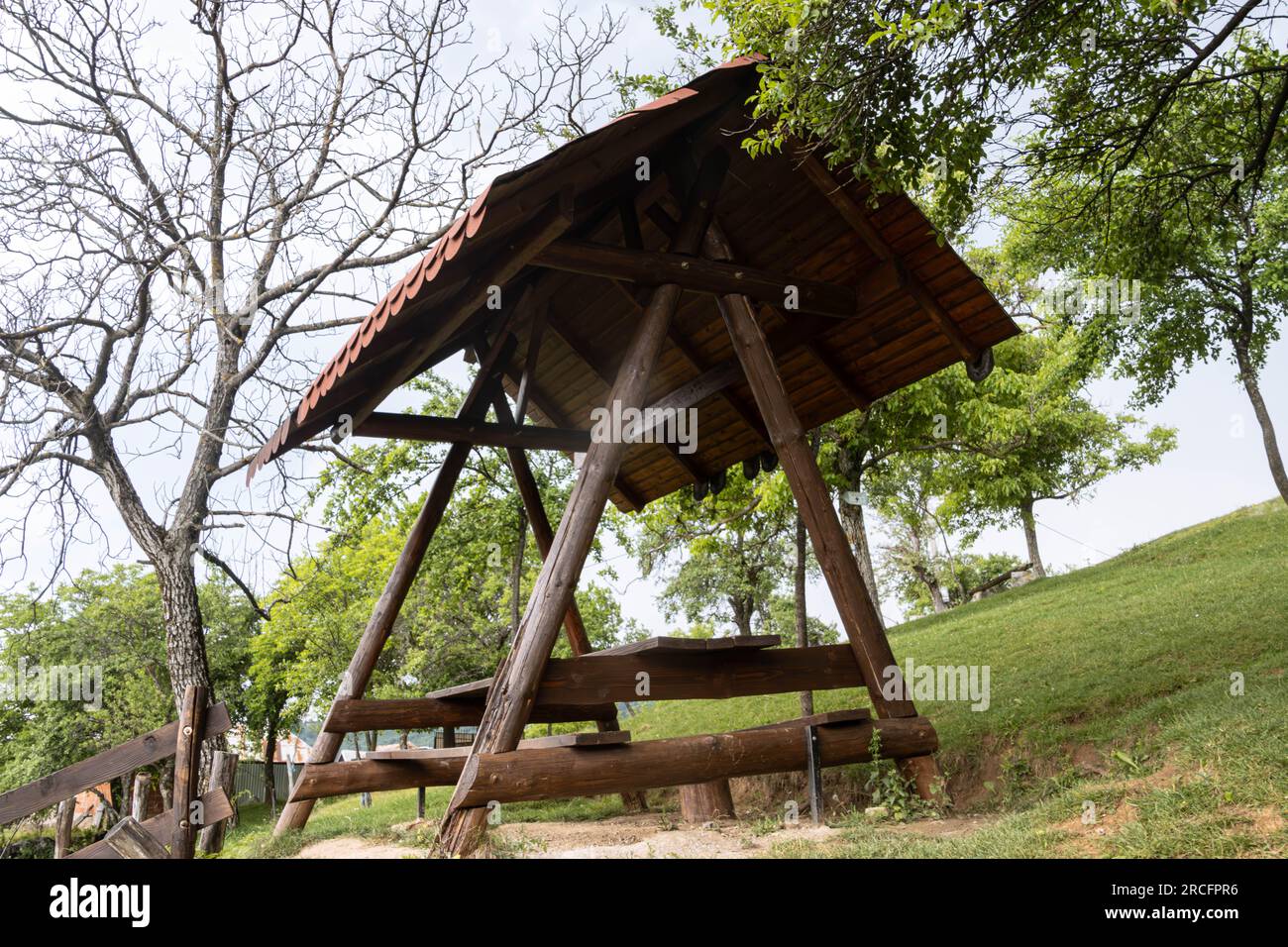 Geschützte Picknickbank auf dem Land an einem Sommertag Stockfoto