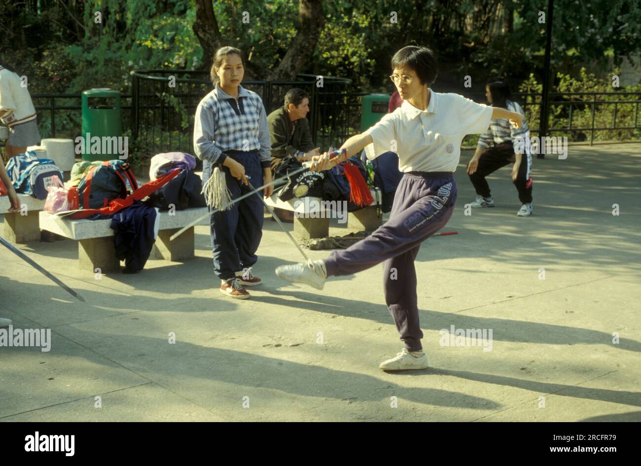 Menschen trainieren und Tai Chi in einem Park in Zentral-Hongkong in der Stadt Hongkong in Hongkong. China, Hongkong, Mai 1997 Stockfoto