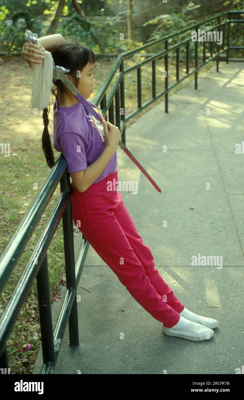 Menschen trainieren und Tai Chi in einem Park in Zentral-Hongkong in der Stadt Hongkong in Hongkong. China, Hongkong, Mai 1997 Stockfoto