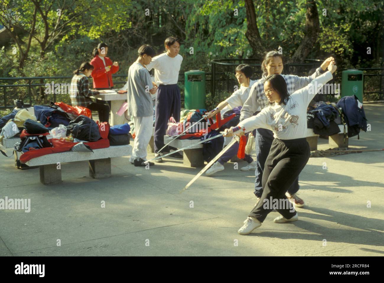 Menschen trainieren und Tai Chi in einem Park in Zentral-Hongkong in der Stadt Hongkong in Hongkong. China, Hongkong, Mai 1997 Stockfoto
