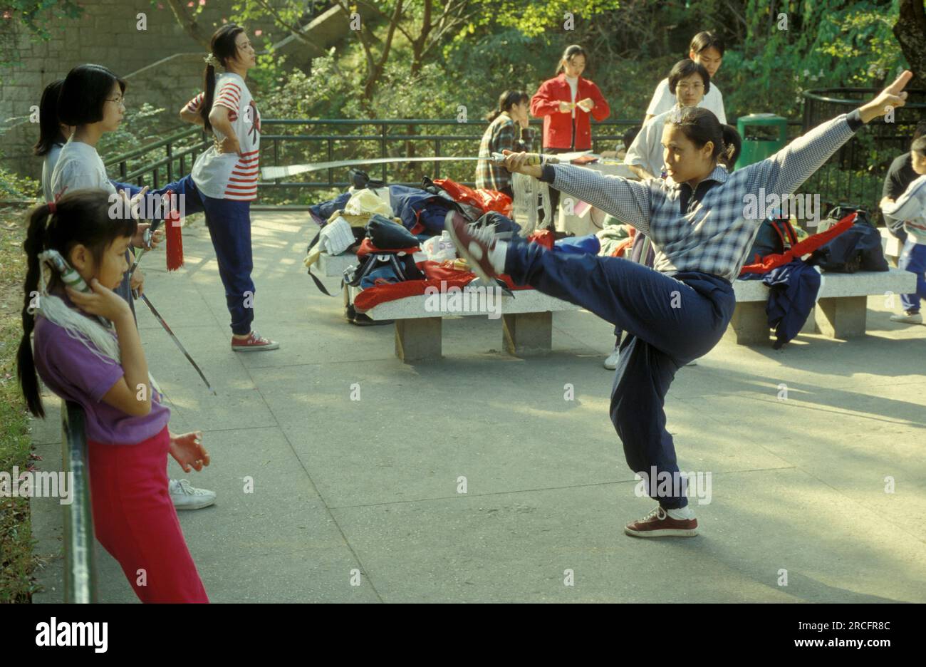 Menschen trainieren und Tai Chi in einem Park in Zentral-Hongkong in der Stadt Hongkong in Hongkong. China, Hongkong, Mai 1997 Stockfoto