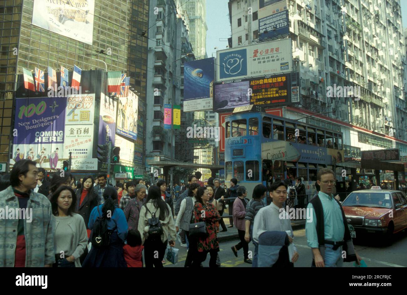 Eine Doppeldeckerbahn und -Bahn in Hongkong im Zentrum von Hongkong in der Stadt Hongkong in Hongkong. China, Hongkong, Dezember 1997 Stockfoto