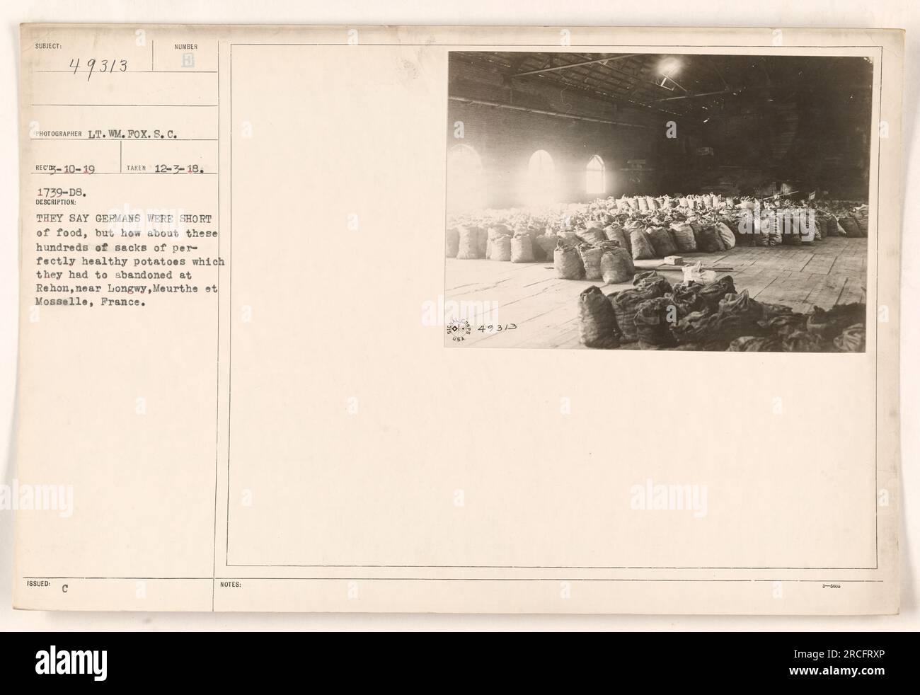 Hunderte verlassener Säcke gesunder Kartoffeln in Rehon, in der Nähe von Logway, Meurthe et Mosselle, Frankreich. Die Deutschen, denen es angeblich an Nahrung mangelte, ließen diese wertvollen Ressourcen im Ersten Weltkrieg zurück. Ein Foto von Lieutenant William Fox. S.C. REC-10-19 1739-08. Datum: 12-3-18. Angaben in DEN ANMERKUNGEN: 49313. Stockfoto