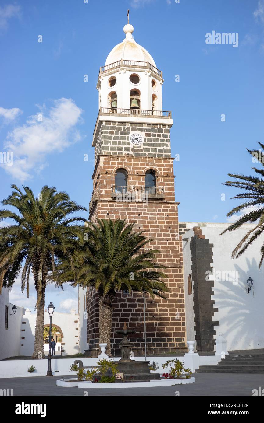 Kirche unserer Herrin von Guadalupe oder iglesia de nuestra senora de guadalupe, von der Plaza de la Constitution in Teguise, Lanzarote, Spanien aus gesehen. Stockfoto