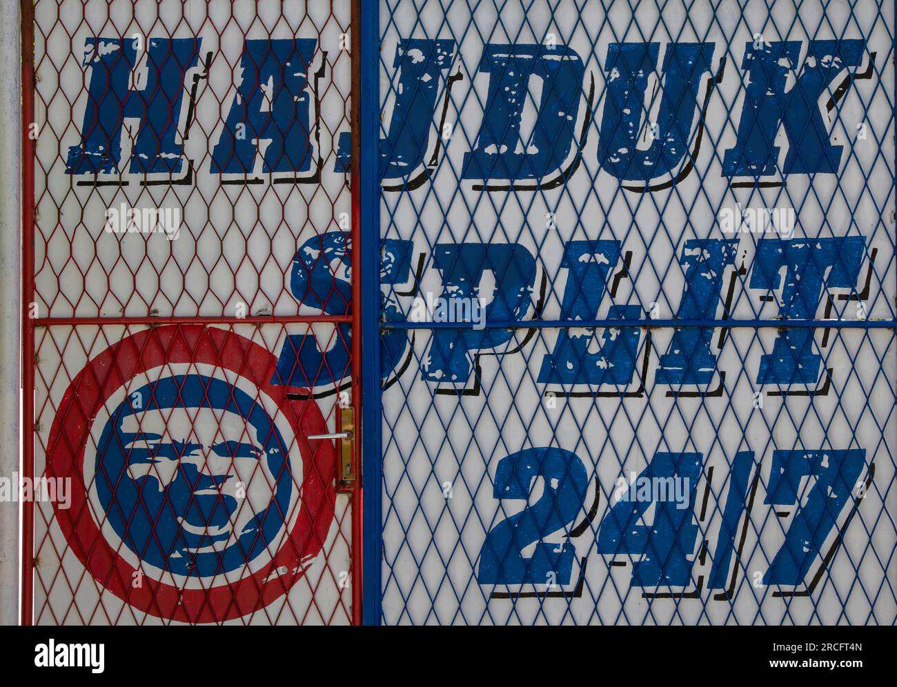 hajduk geteiltes Fußballteam-Logo mit 24/7 Graffiti, Fans-Club, Hajduk-Team, Fußball, Fußball, kroatien Stockfoto