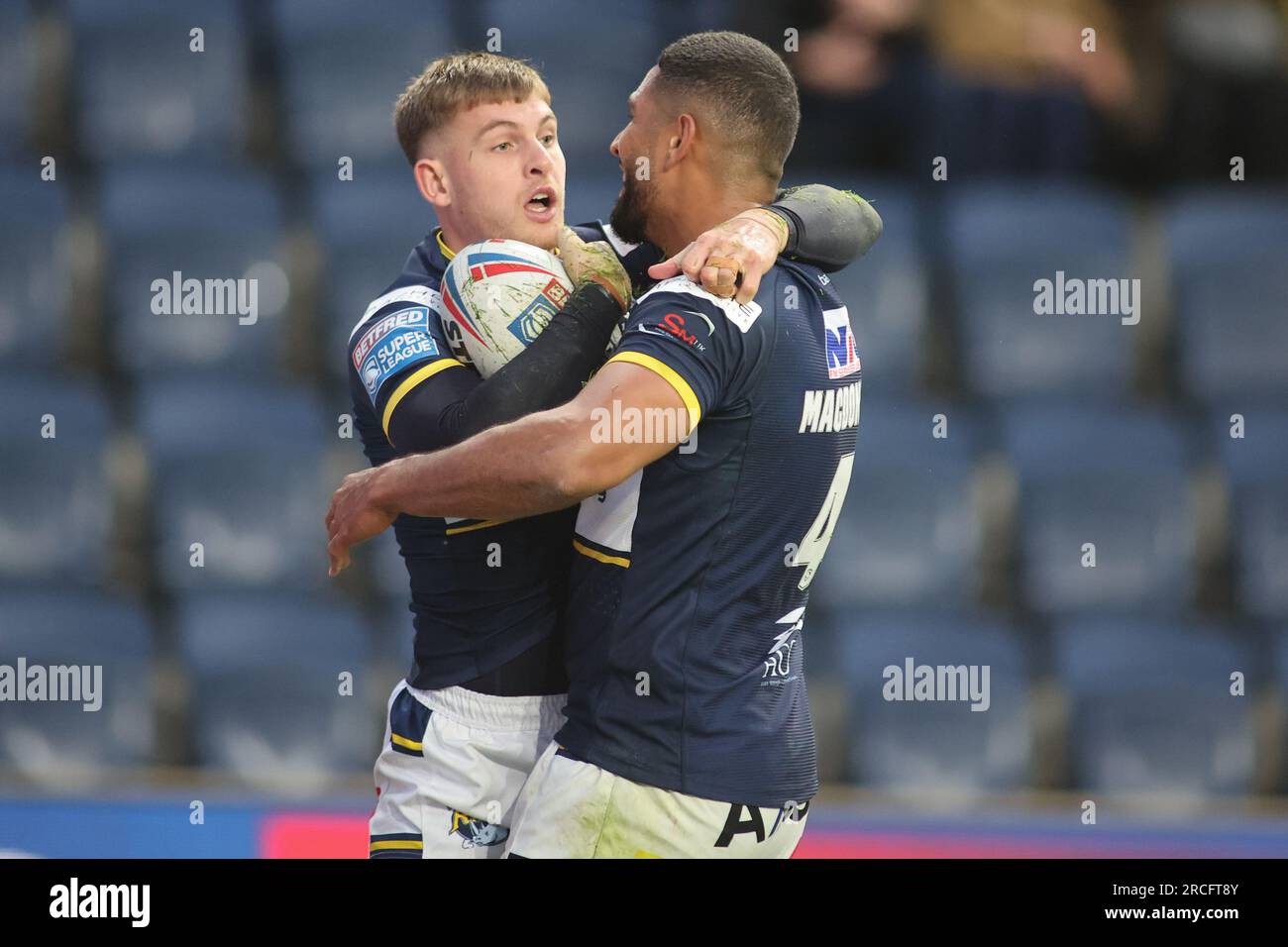 Leeds, Großbritannien. 14. Juli 2023. Headingley Stadium, Leeds, West Yorkshire, 14. Juli 2023 Betfred Super League Leeds Rhinos gegen Hull KR Corey Johnson von Leeds Rhinos feiert den Versuch gegen Hull KR mit Teamkollege Nene MacDonald. Kredit: Touchlinepics/Alamy Live News Stockfoto