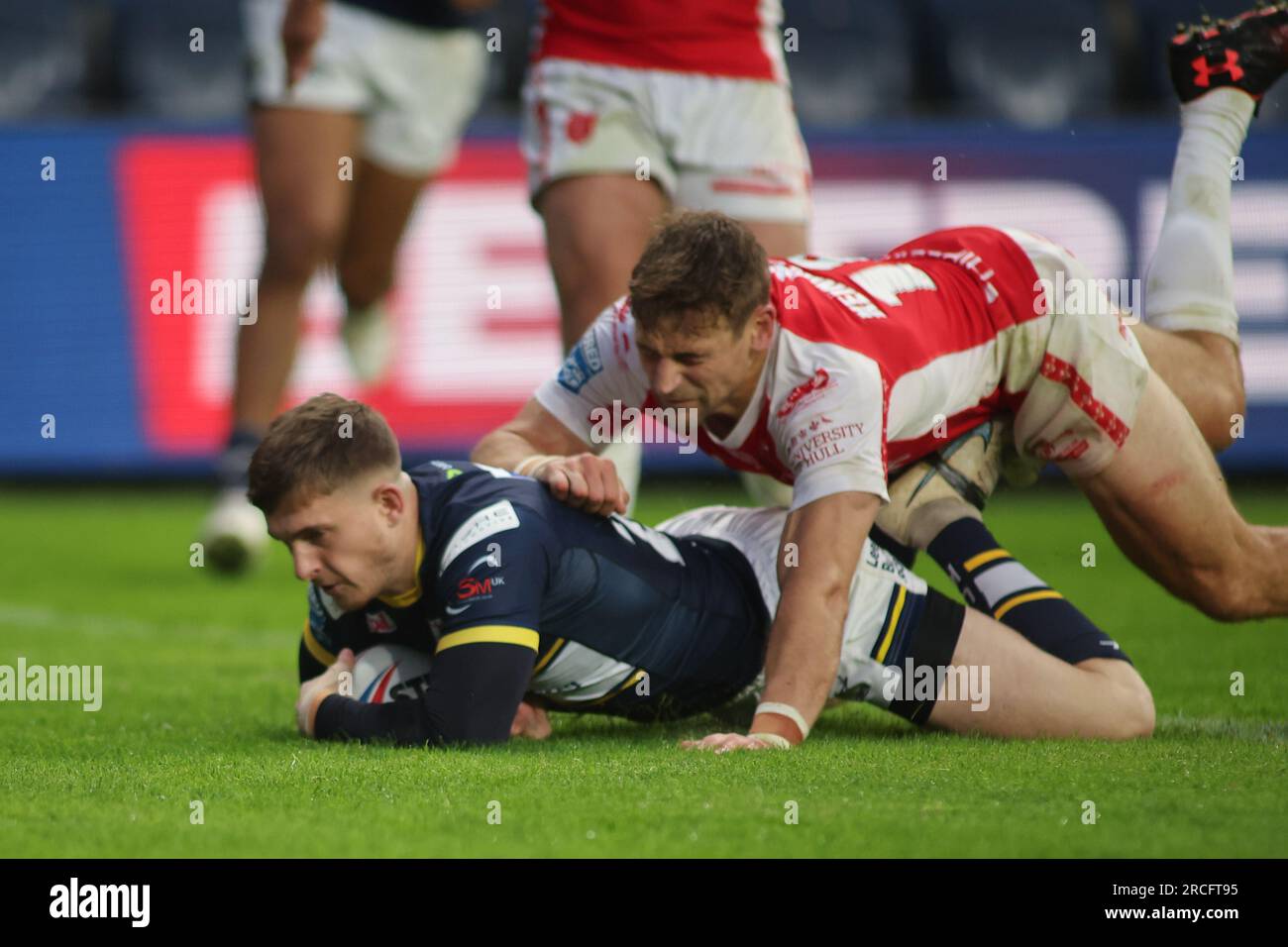 Leeds, Großbritannien. 14. Juli 2023. Headingley Stadium, Leeds, West Yorkshire, 14. Juli 2023 Betfred Super League Leeds Rhinos gegen Hull KR Corey Johnson von Leeds Rhinos trifft den Versuch gegen Hull KR Credit: Touchlinepics/Alamy Live News Stockfoto