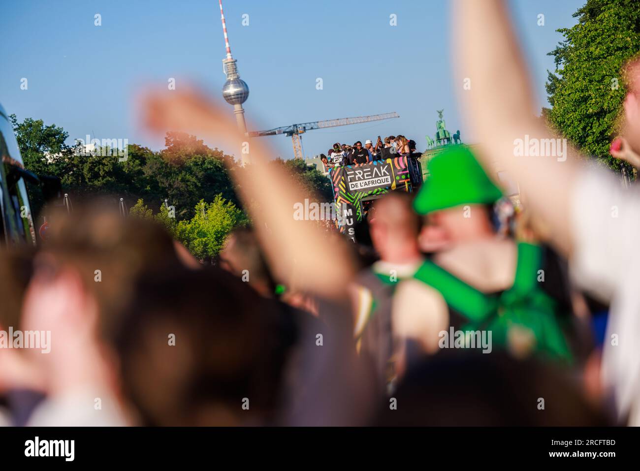 Berlin, Berlin/Deutschland - Juli 08,2023: Rave the Planet Parade in Berlin. Rave the Planet ist ein Festival für elektronische Tanzmusik und Technoparade. Stockfoto