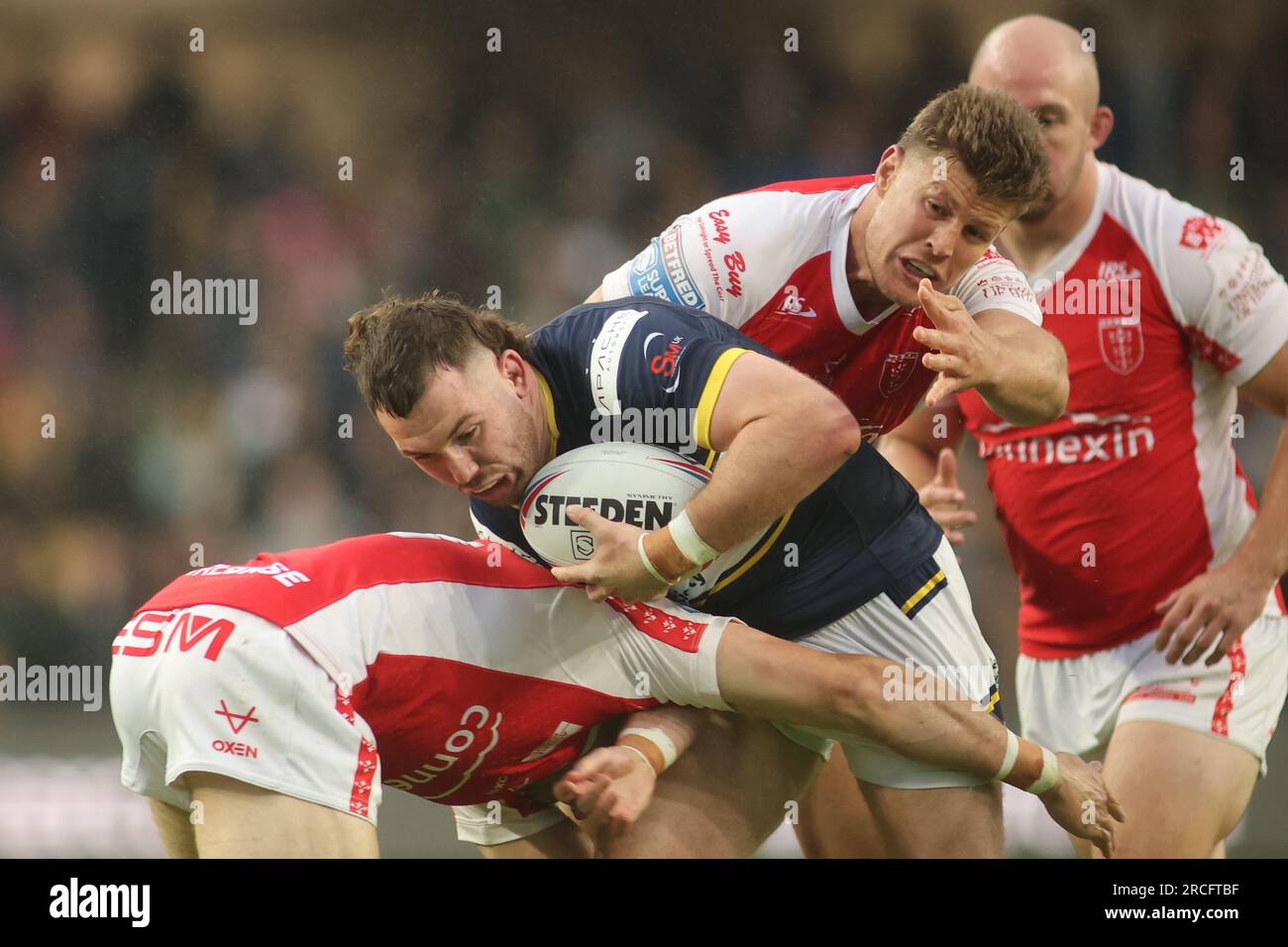 Leeds, Großbritannien. 14. Juli 2023. Headingley Stadium, Leeds, West Yorkshire, 14. Juli 2023 Betfred Super League Leeds Rhinos gegen Hull KR Cameron Smith von Leeds Rhinos, angegriffen von Rhys Kennedy und James Batchelor von Hull KR. Kredit: Touchlinepics/Alamy Live News Stockfoto