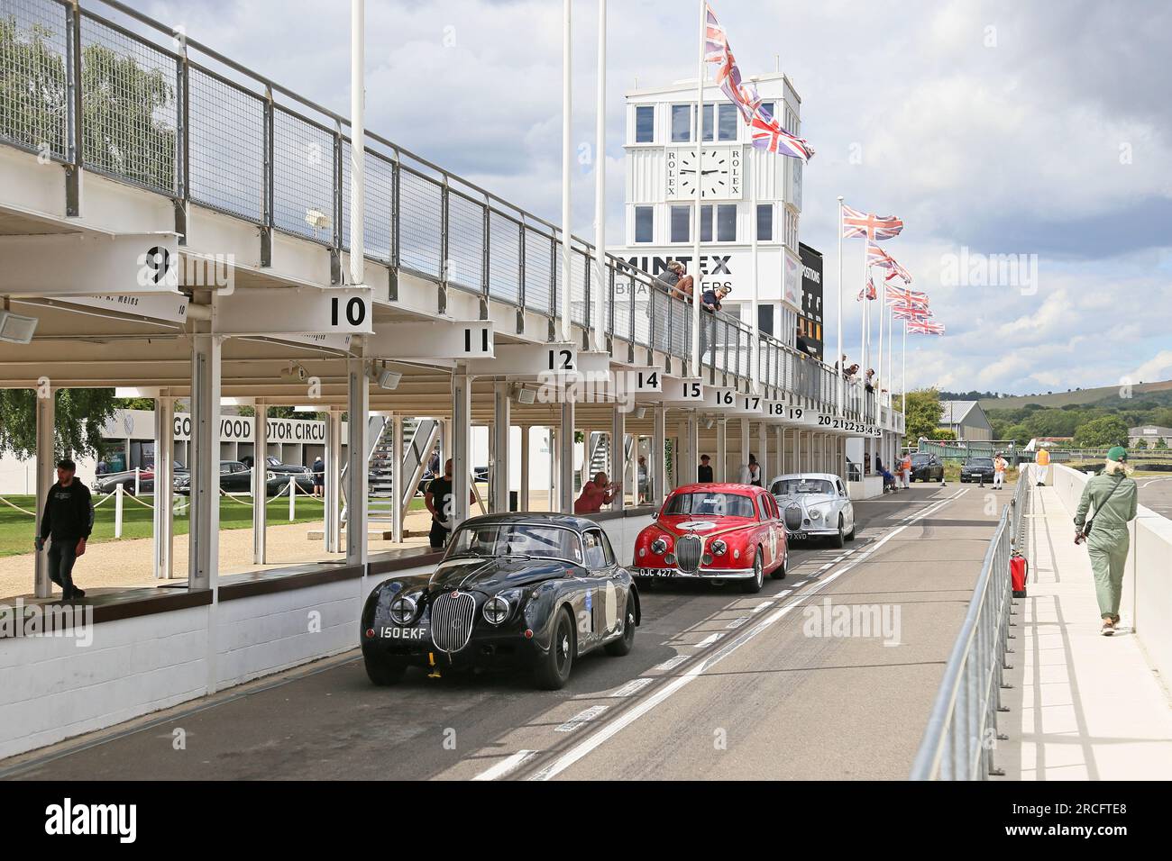 Jaguar XK150 Coupé (1959) und zwei Jaguar Mk1, Mike Hawthorn Track Day, Goodwood, Sussex, England, Großbritannien, Großbritannien, Europa Stockfoto