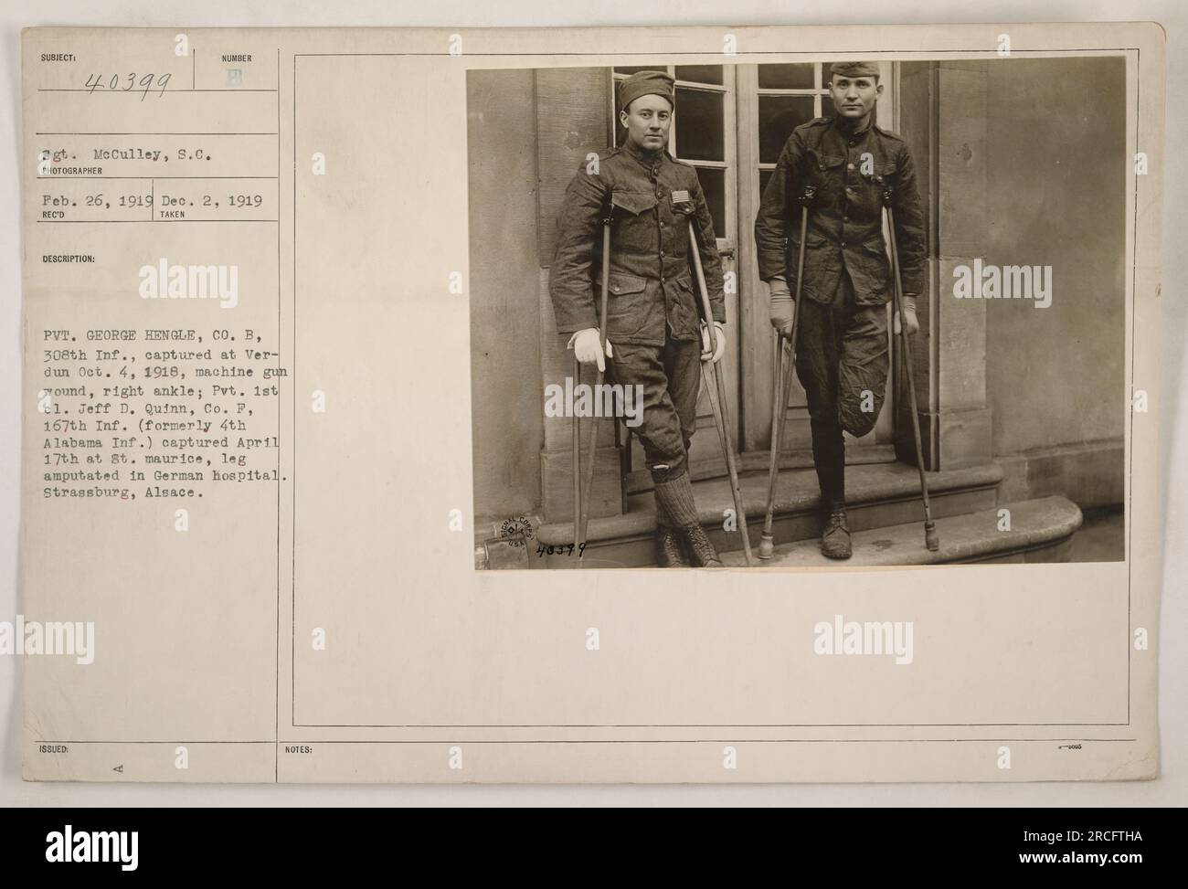 Gefreiter George Hengle von Co B, 308. Inf., wurde am 4. Oktober 1918 in Verdun gefangen genommen. Er hat eine Maschinengewehrverletzung am rechten Knöchel erlitten. Pvt. 1. cl. Jeff D. Quinn von Co P, 167. Inf. (Ehemals 4. Alabama Inf.), wurde am 11. April 1917 in St. Maurice gefangen genommen. Sein Bein wurde in einem deutschen Krankenhaus amputiert. Das Foto wurde in Strassburg, Elsass, aufgenommen. Stockfoto