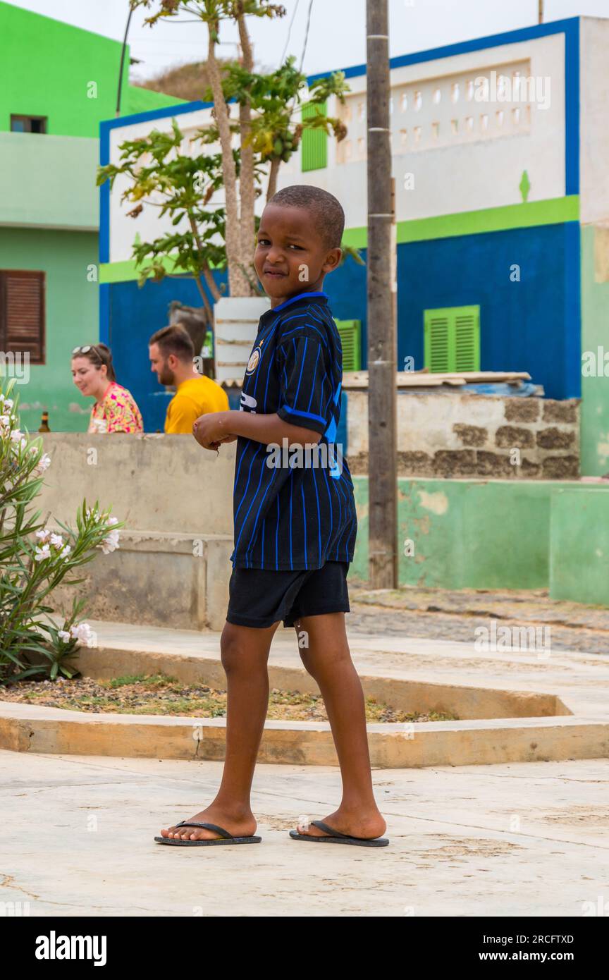 Junger afrikanischer Junge, der für die Kamera posiert, Boa Vista, Kap Verde, Afrika Stockfoto