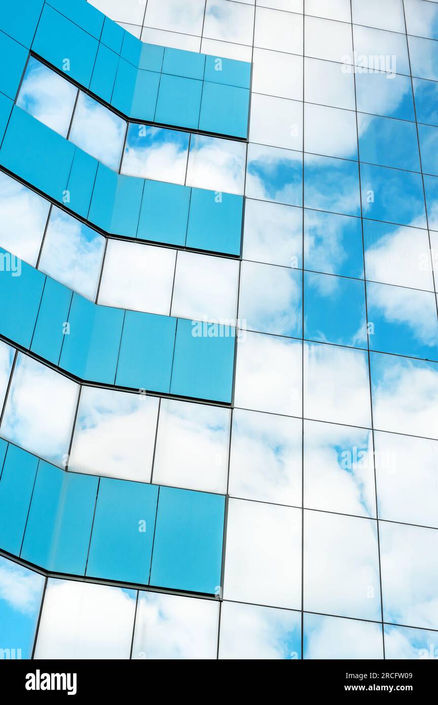 Glasfassade in einem modernen Bürogebäude. High-Tech-Architektur. Elemente der Stadtgestaltung. Fenster des Wolkenkratzers. Stockfoto