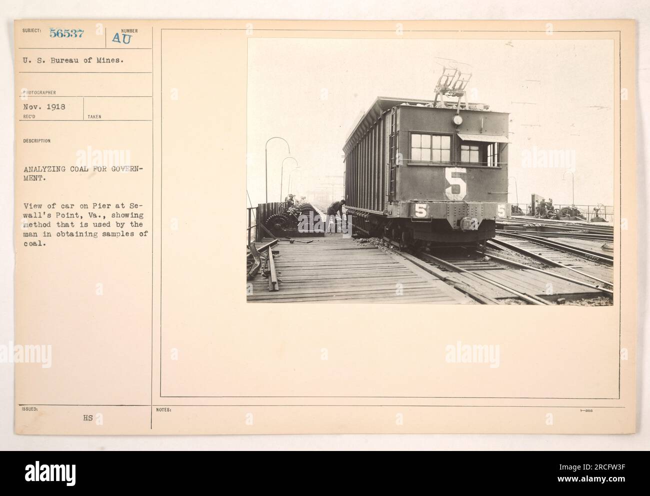 Ein Auto am Pier in Sewall's Point, VA, zeigt die Methode, mit der ein Mann Kohleproben für die Kohleanalyse der Regierung beschafft. Dieses Foto wurde von den USA aufgenommen Büro für Bergbau im November 1918. Stockfoto