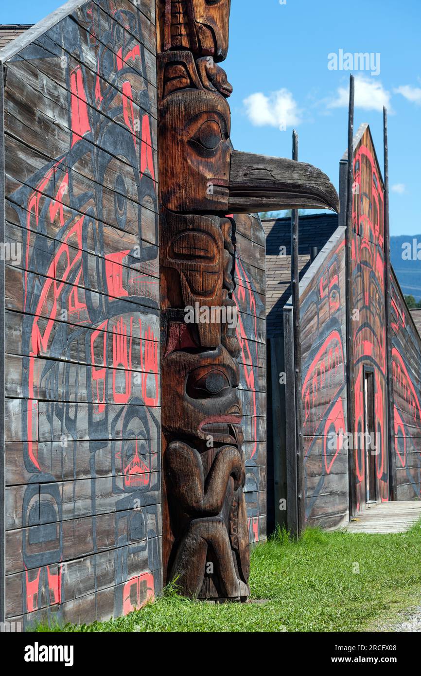 Traditionelle lange Häuser und Totempfähle der Gitxsan First Nations, Ksan historisches Dorf, Old Hazelton, Kanada. Stockfoto