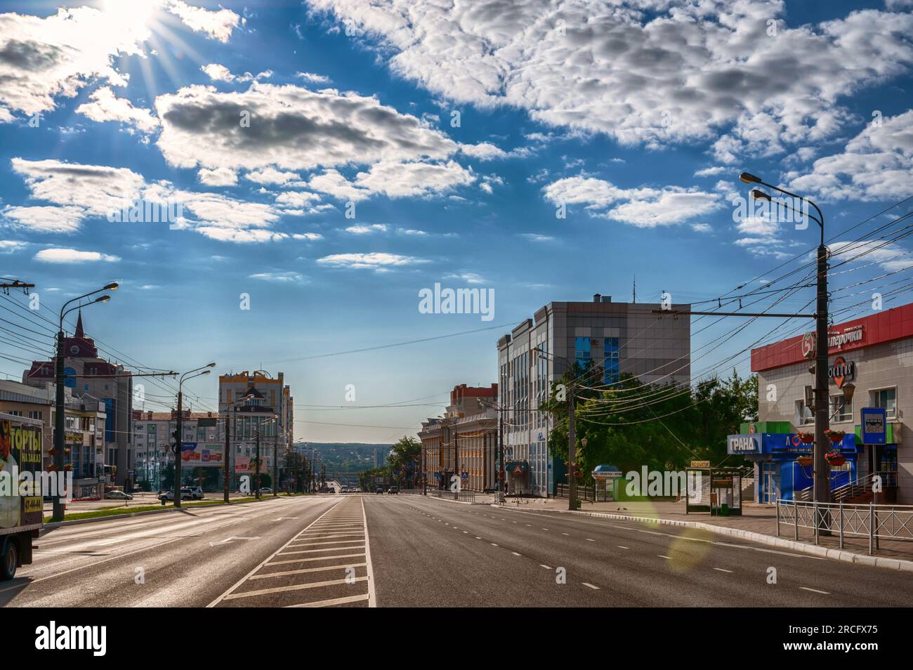 SARANSK, RUSSLAND - 4. JUNI 2023: Blick auf die Stadt Saransk, Kommunisticheskaya Straße. Stockfoto