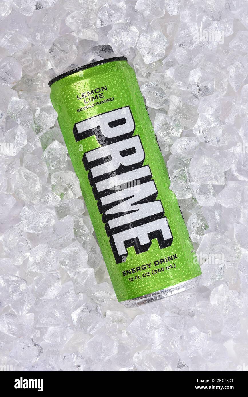 IRVINE, KALIFORNIEN - 14. JULI 2023: Eine Dose Prime Energy Drink, Limone mit Geschmack auf einem Bett aus Eis. Stockfoto