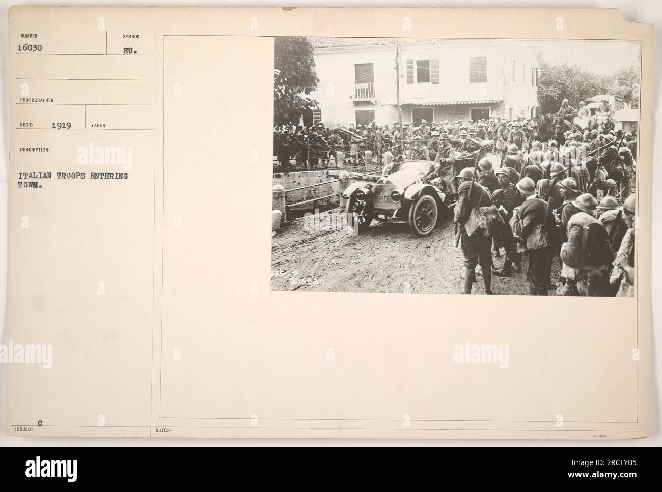 Italienische Truppen betraten eine Stadt im Ersten Weltkrieg. Das Foto