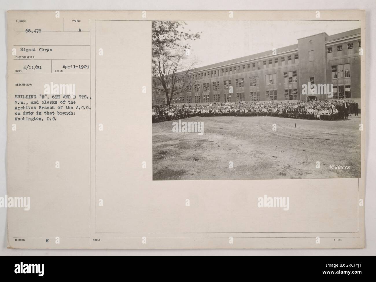Angestellte der Archivabteilung der A.G.O. im Dienst in Gebäude E, 6. and B Sts., S.W., Washington, D.C. im April 1921. Dieses Bild ist Teil der Rekordfotos des KISI 68.478 Signal Corps von amerikanischen Militäraktivitäten während des Ersten Weltkriegs. Stockfoto
