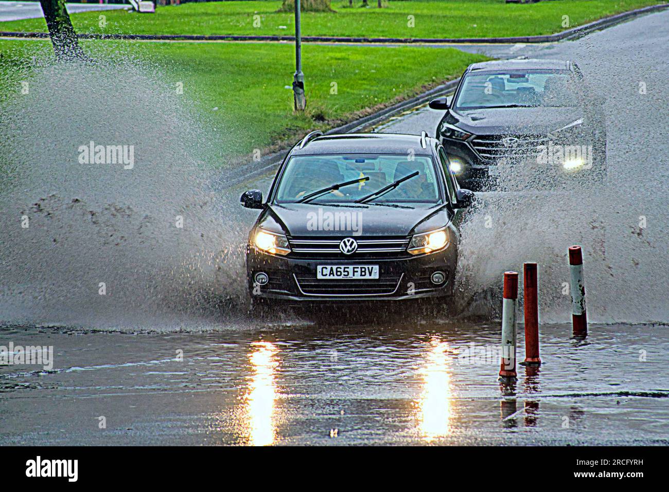 Glasgow, Schottland, Vereinigtes Königreich 14. Juli 2023. UK Weather: Bei starkem Regen kämpfte der Verkehr auf der Great Western Road auf der A82 durch Überschwemmungen, während die Stadt von Regen durchflutet wurde. Credit Gerard Ferry/Alamy Live News Stockfoto