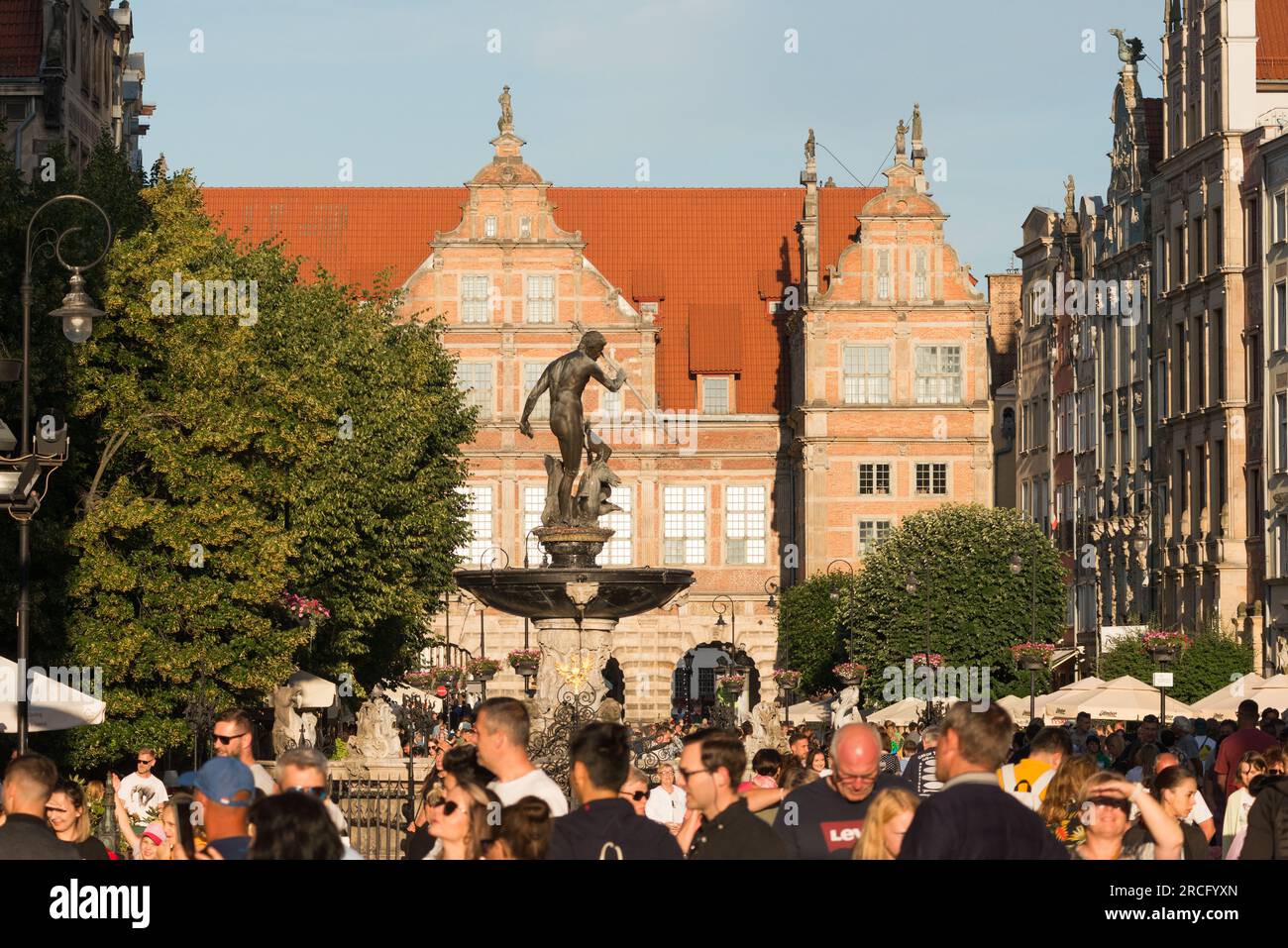 Danzig Polen Touristen an der Neptun-Brunnen-Statue Wahrzeichen Sehenswürdigkeiten touristischen Ort in Dlugi Targ, Altstadt von Danzig, Polen Stockfoto