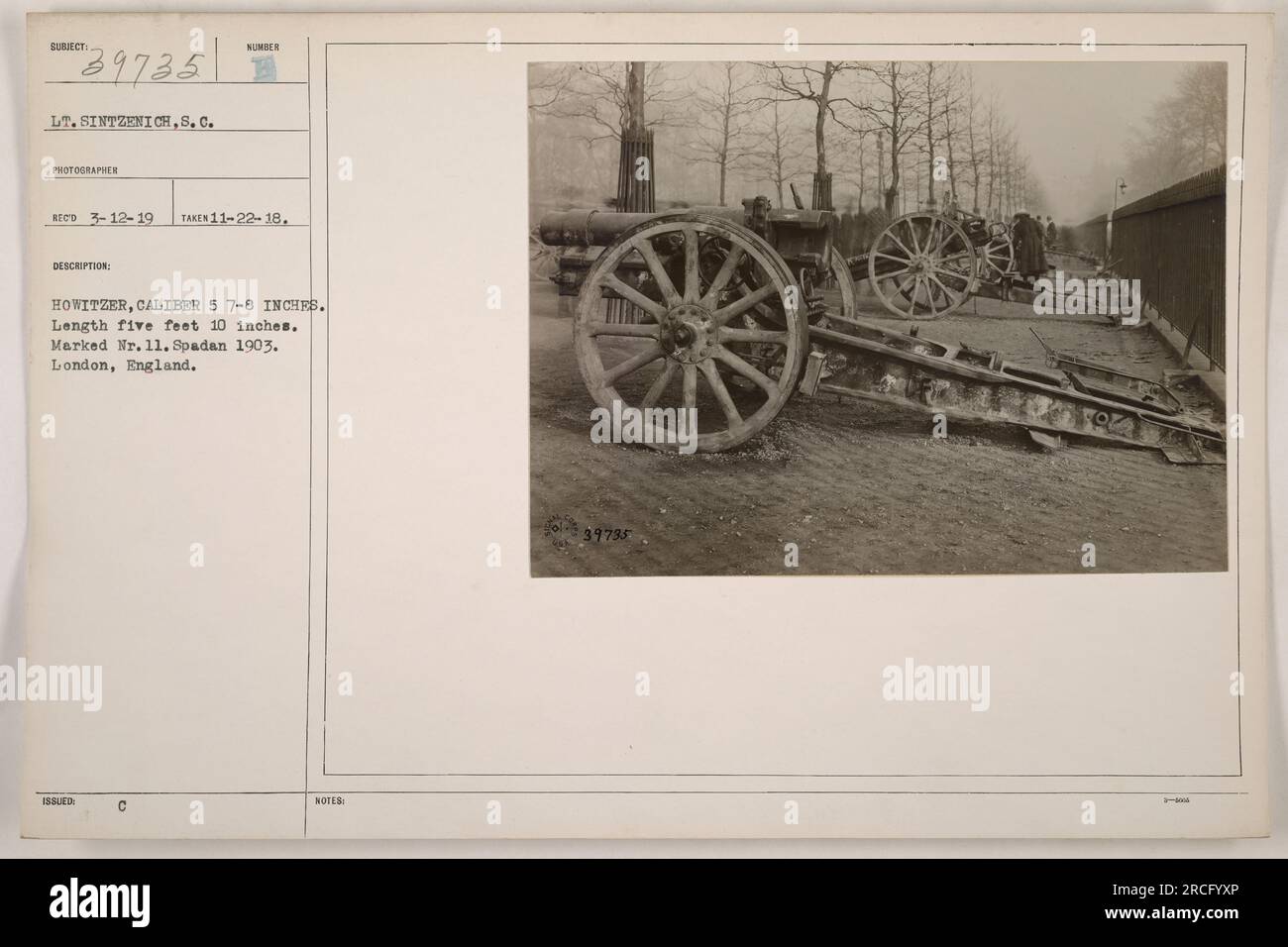 Ein amerikanischer Soldat, LT. Sintzenich, wird fotografiert und posiert mit einem Haubitzer, der ein Kaliber von 5 7-8 cm hat. Der Haubitzer ist mit „Nr. 11“ und „Spadan 1903“ gekennzeichnet, was darauf hinweist, dass er in London, England, hergestellt wurde. Dieses Foto wurde am 22. November 1918 aufgenommen und ist als 39735 klassifiziert. Stockfoto